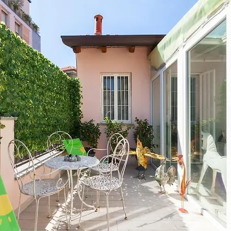 Elegant Triplex Townhouse With Luxe Terrace 아파트 밀라노