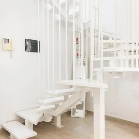 Elegant Triplex Townhouse With Luxe Terrace Appartamento Milano