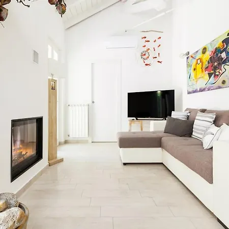 Lejlighed Elegant Triplex Townhouse With Luxe Terrace *